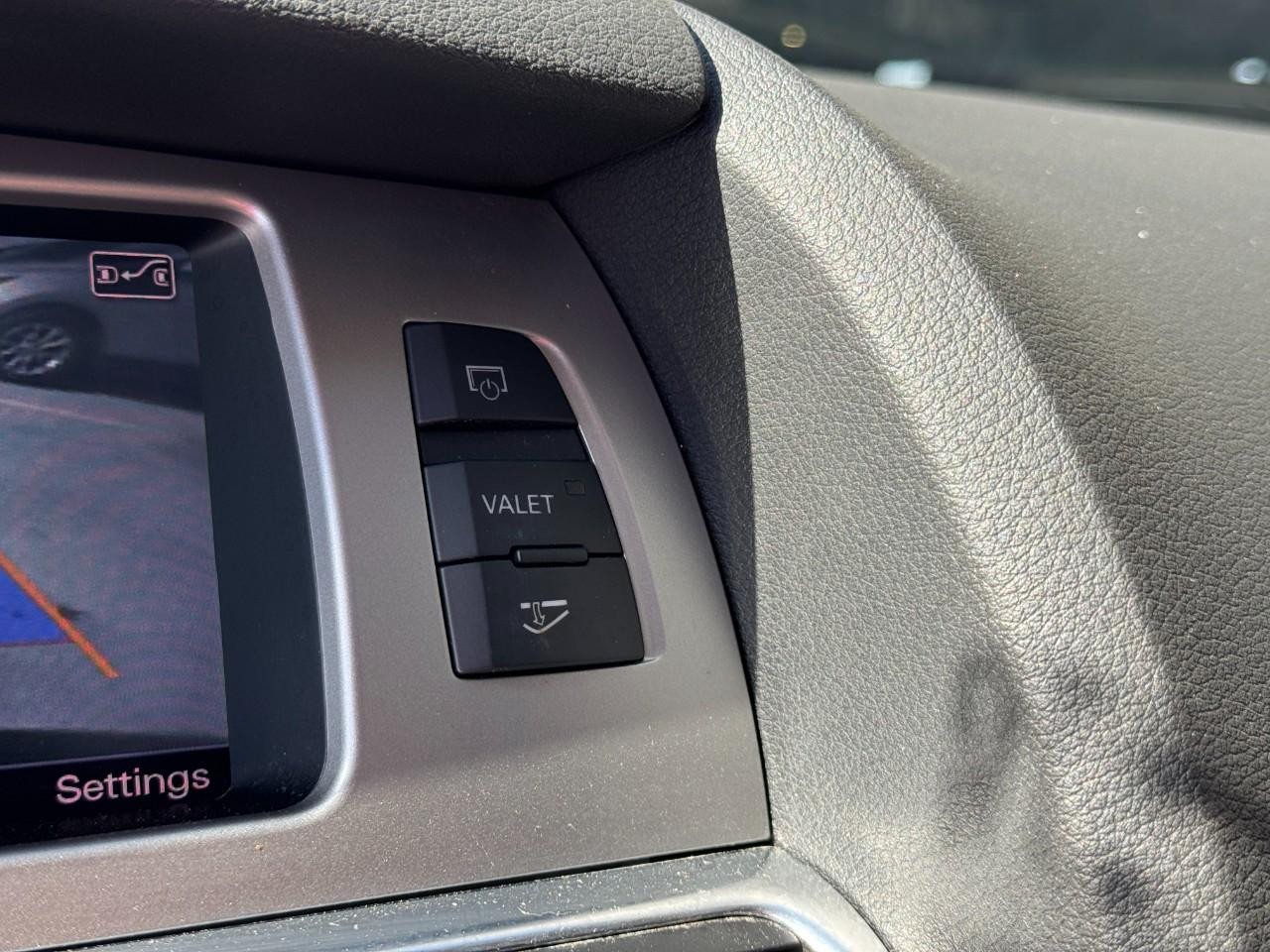 Audi Q7 Vehicle Full-screen Gallery Image 24