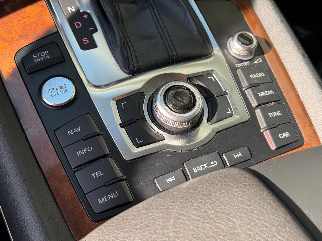 Audi Q7 Vehicle Full-screen Gallery Image 27