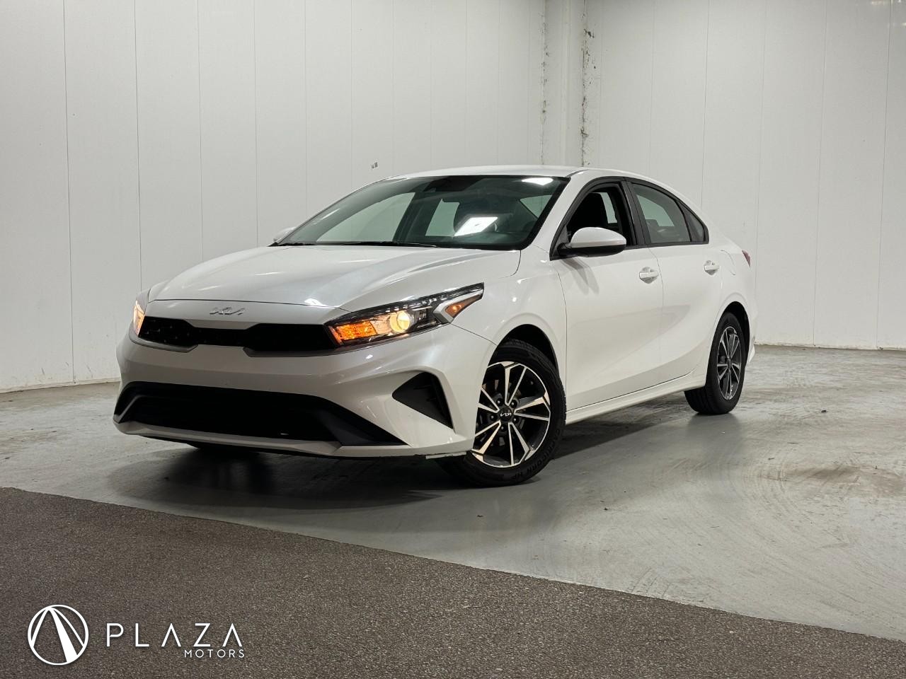 Kia Forte Vehicle Full-screen Gallery Image 01