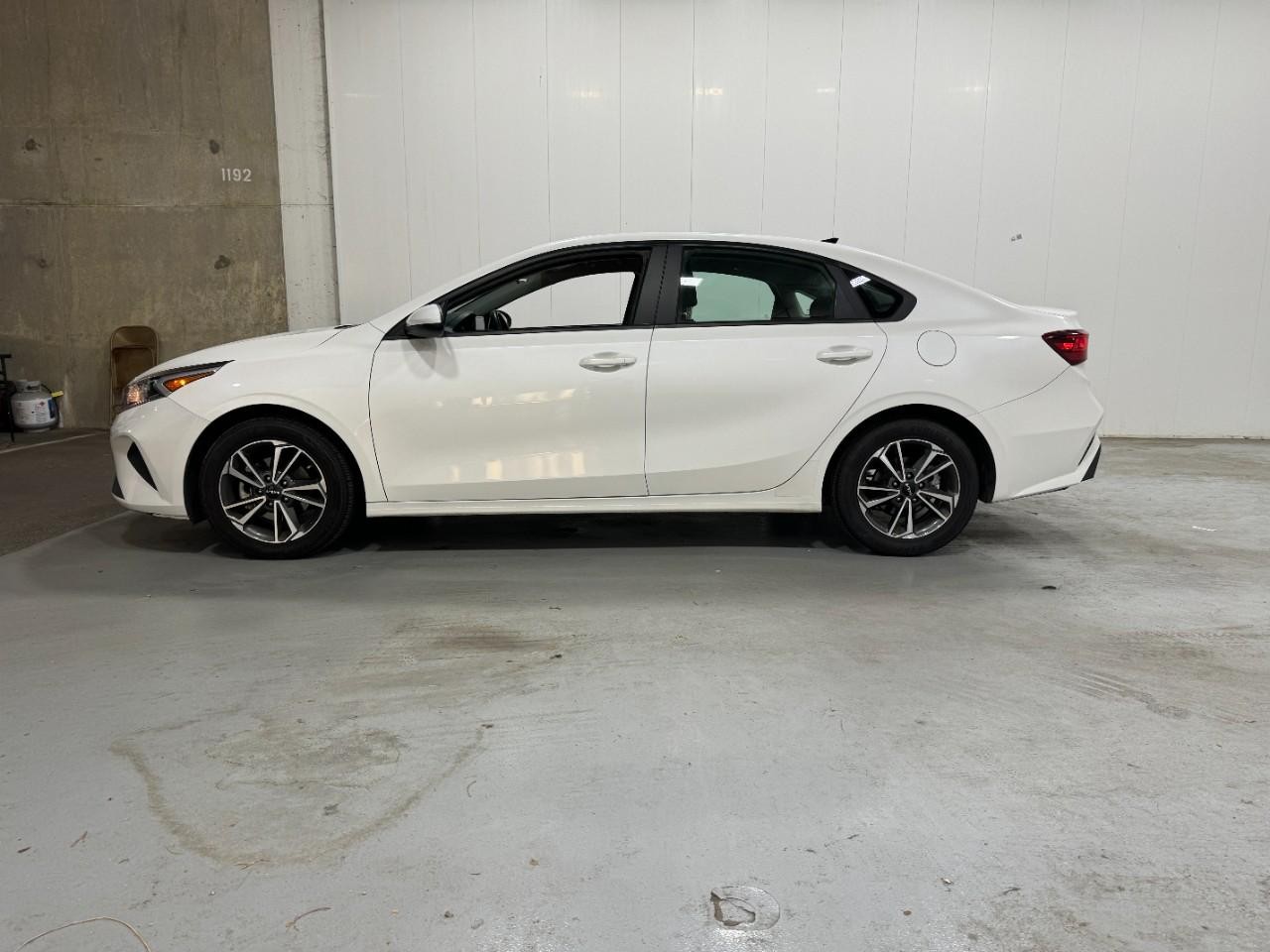 Kia Forte Vehicle Full-screen Gallery Image 02