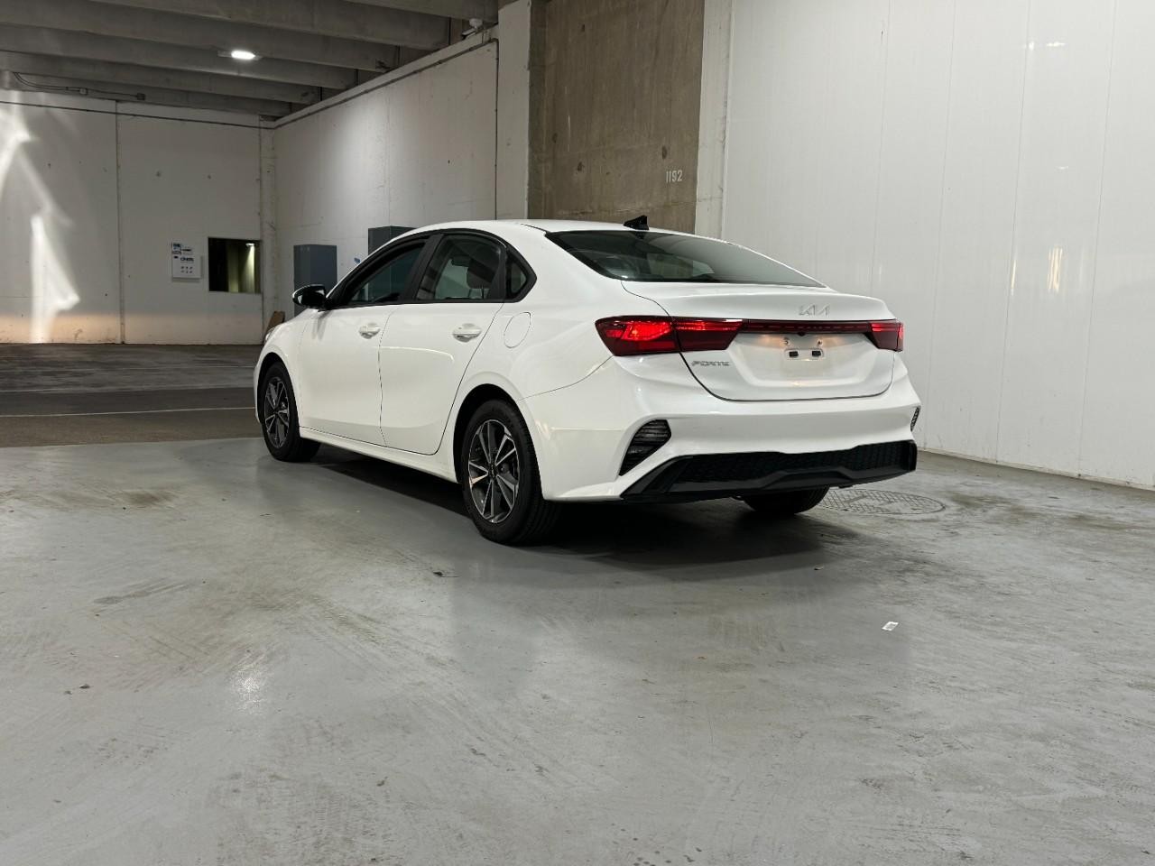 Kia Forte Vehicle Full-screen Gallery Image 03