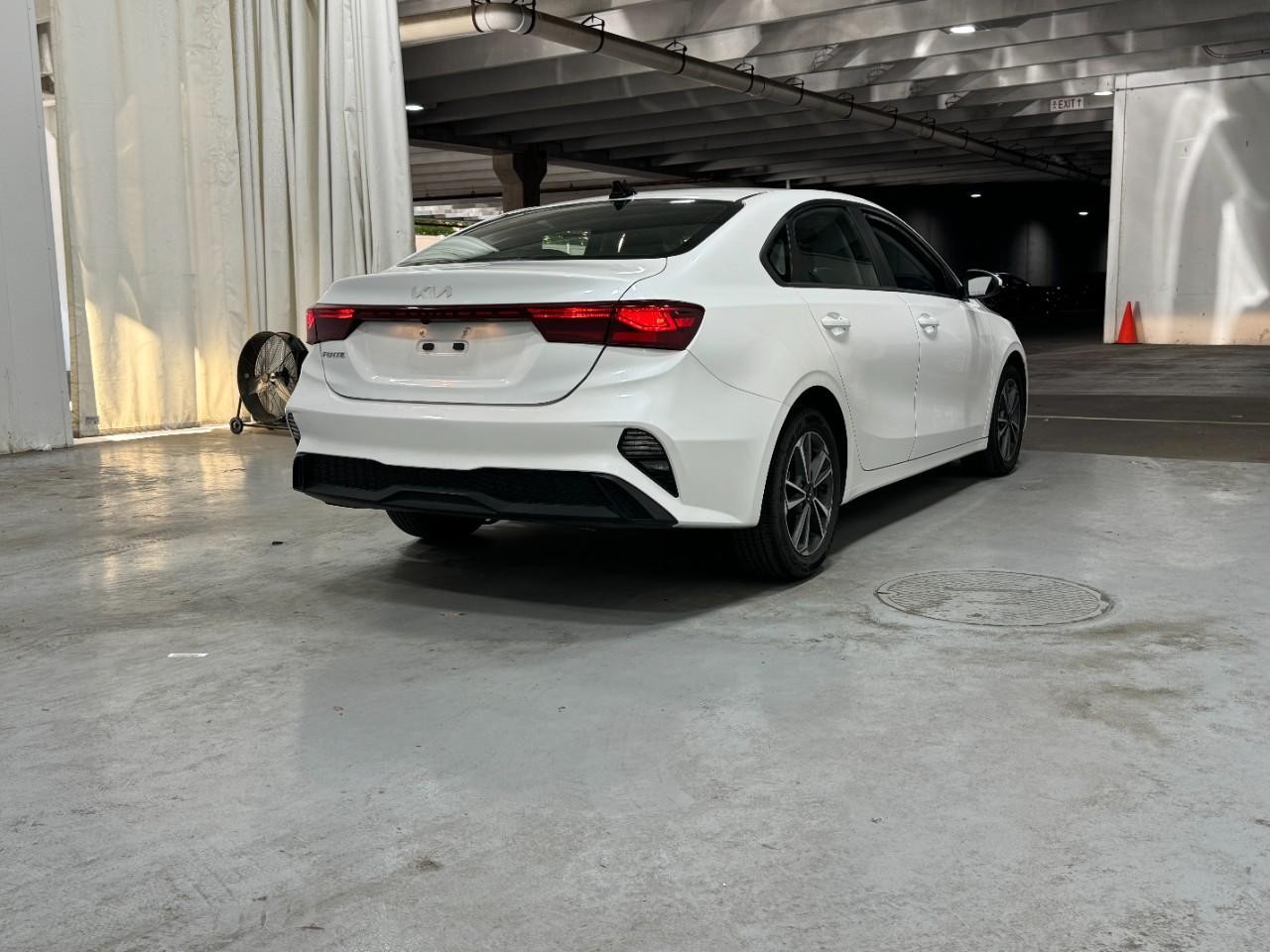 Kia Forte Vehicle Full-screen Gallery Image 04