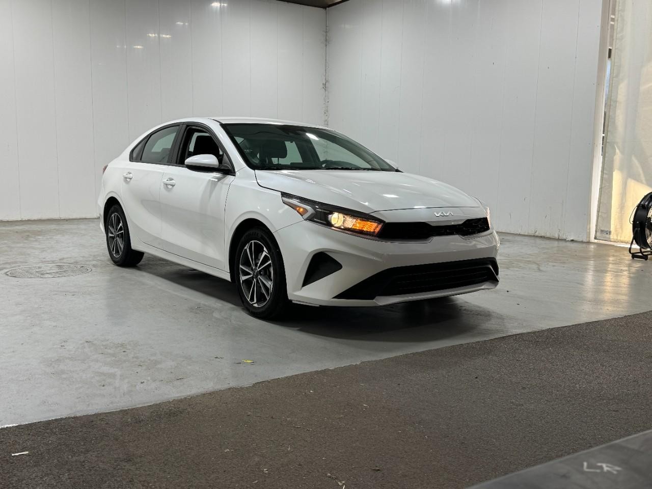 Kia Forte Vehicle Full-screen Gallery Image 06