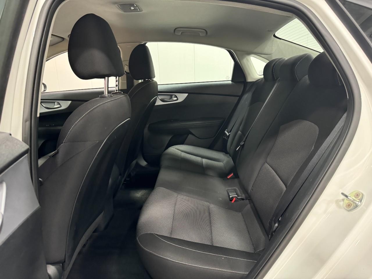 Kia Forte Vehicle Full-screen Gallery Image 08