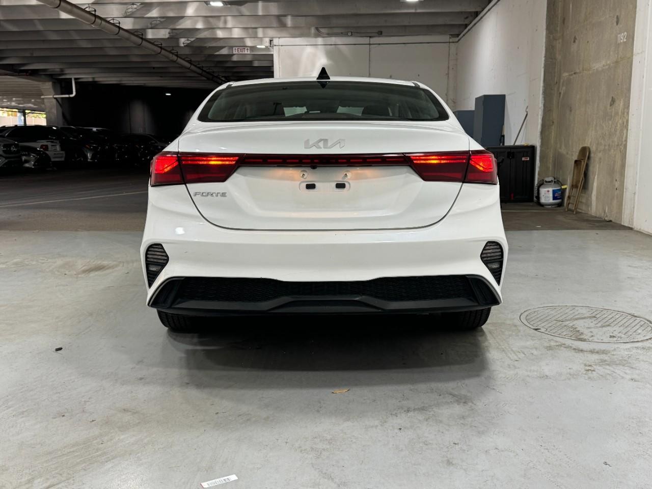 Kia Forte Vehicle Full-screen Gallery Image 09