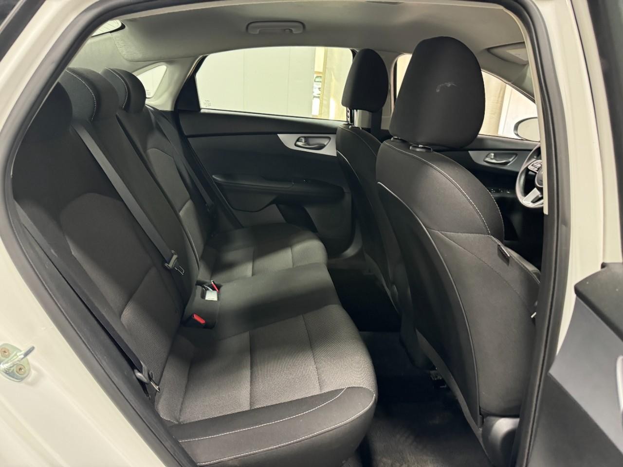 Kia Forte Vehicle Full-screen Gallery Image 10