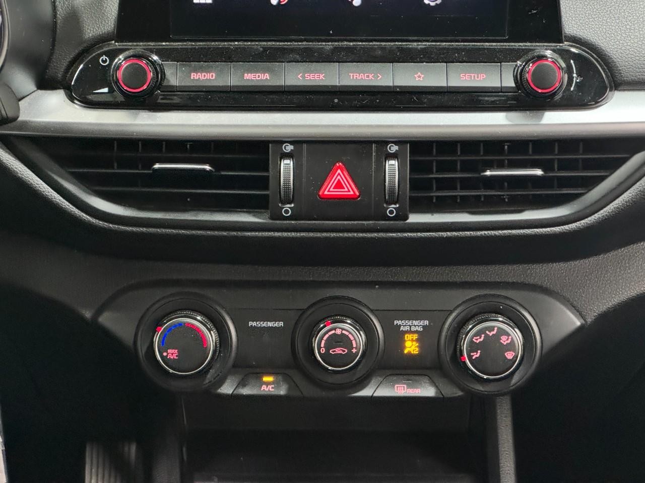 Kia Forte Vehicle Full-screen Gallery Image 14