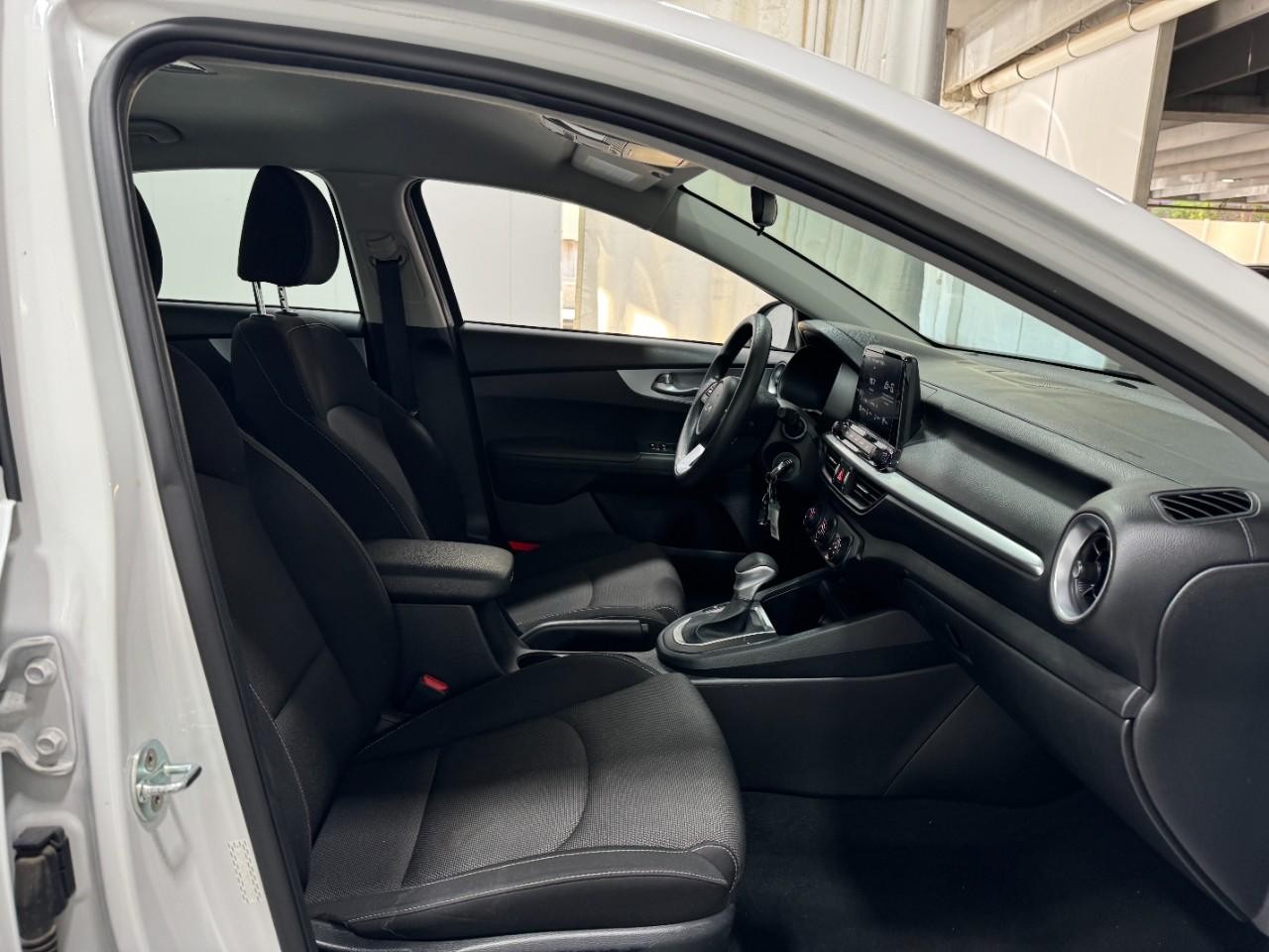 Kia Forte Vehicle Full-screen Gallery Image 17