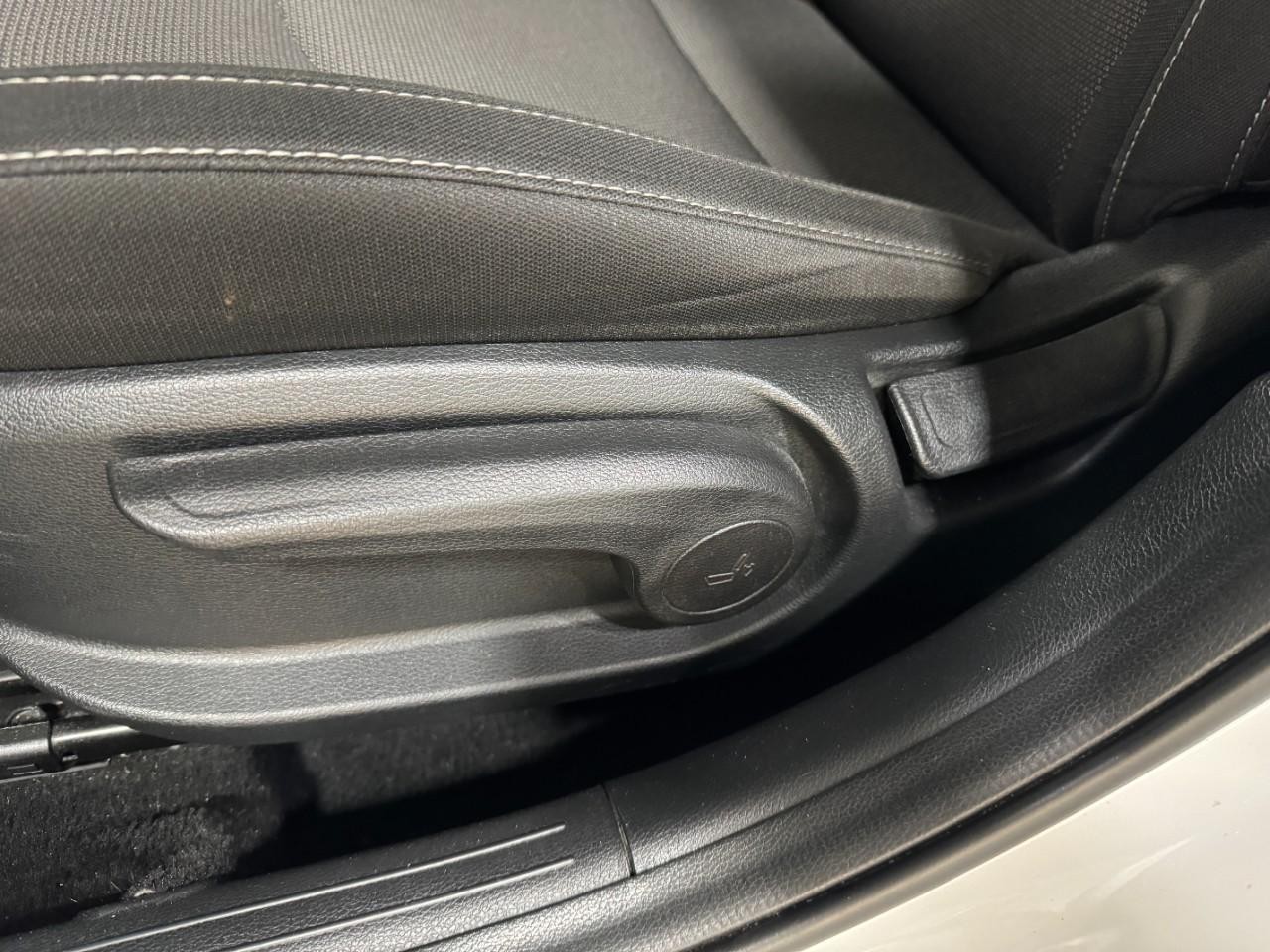 Kia Forte Vehicle Full-screen Gallery Image 24