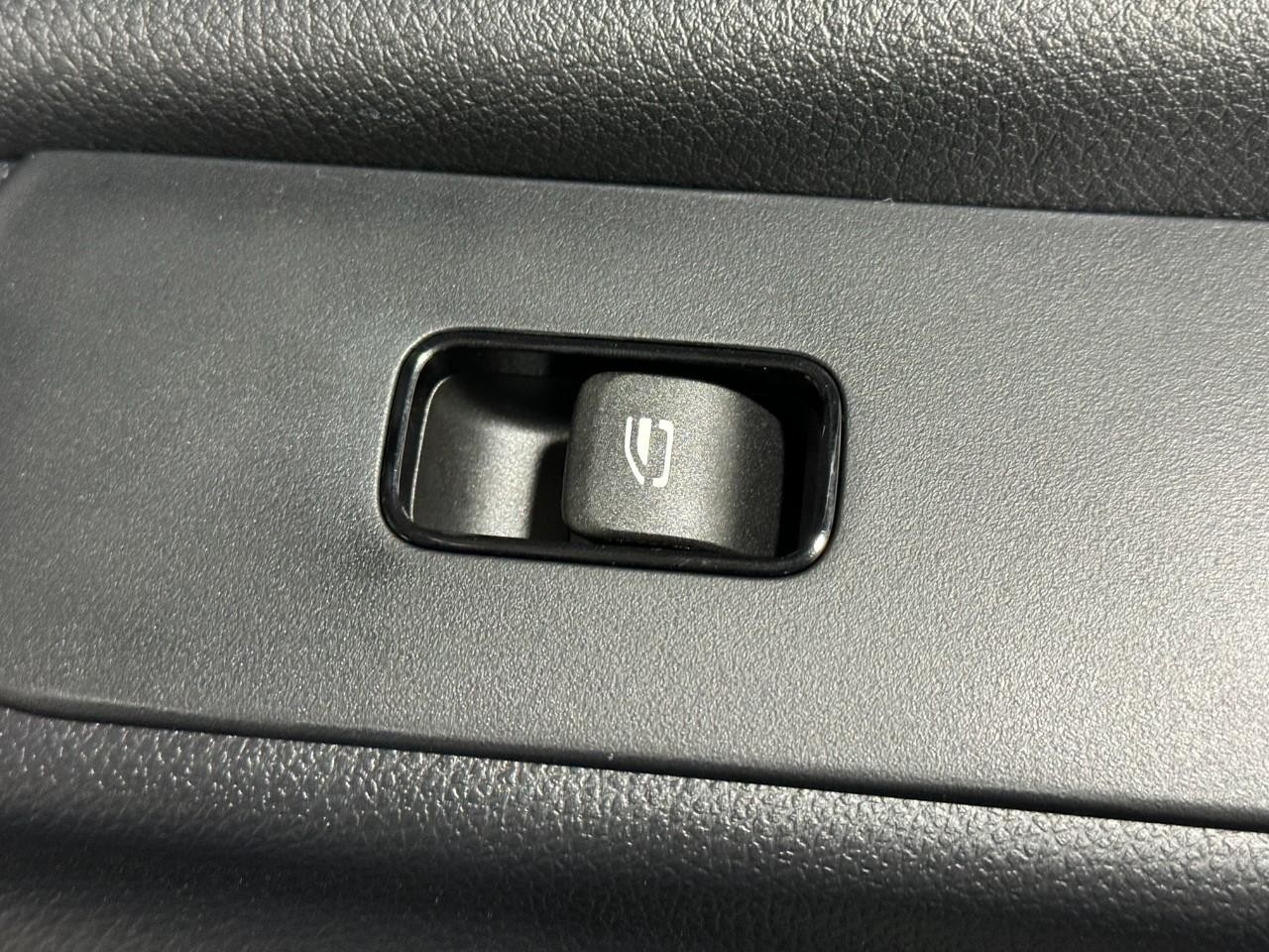 Mercedes-Benz Sprinter Cargo Van Vehicle Full-screen Gallery Image 20