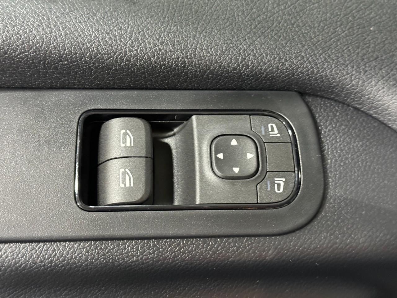 Mercedes-Benz Sprinter Cargo Van Vehicle Full-screen Gallery Image 22