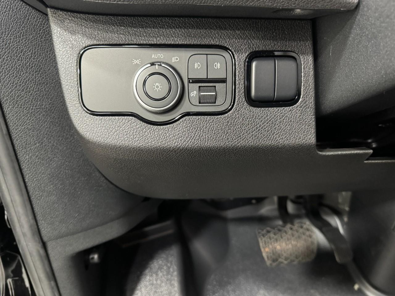 Mercedes-Benz Sprinter Cargo Van Vehicle Full-screen Gallery Image 28