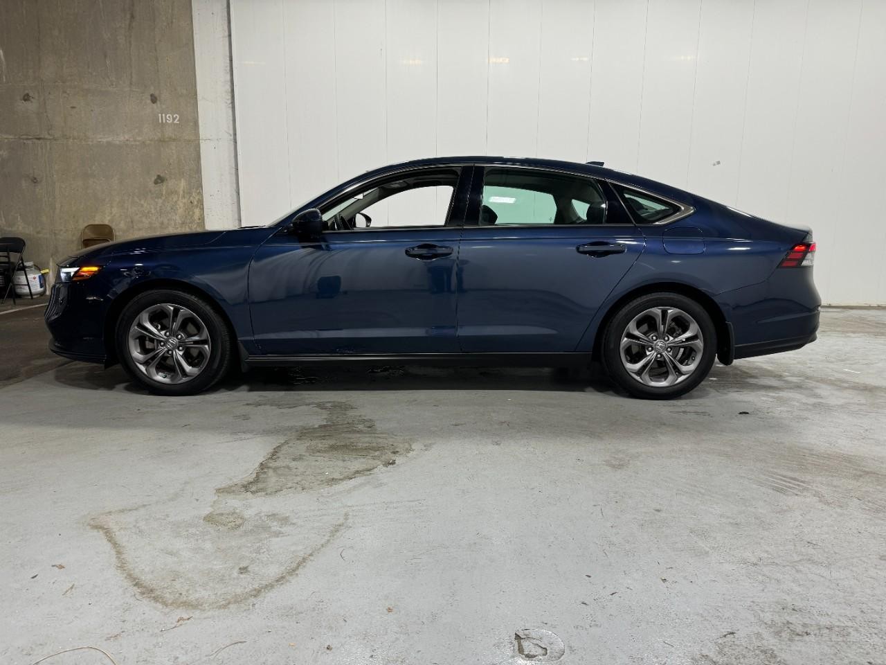 Honda Accord Sedan Vehicle Full-screen Gallery Image 02