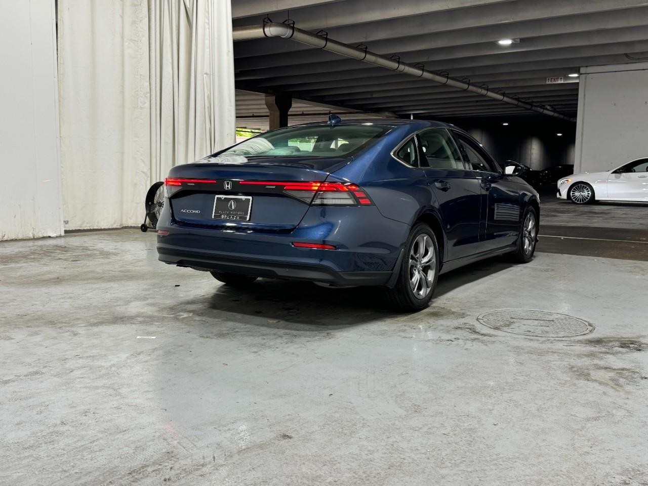 Honda Accord Sedan Vehicle Full-screen Gallery Image 04