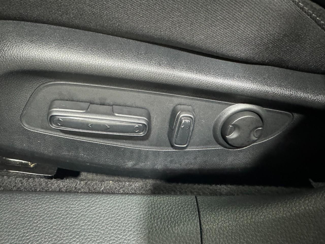 Honda Accord Sedan Vehicle Full-screen Gallery Image 24