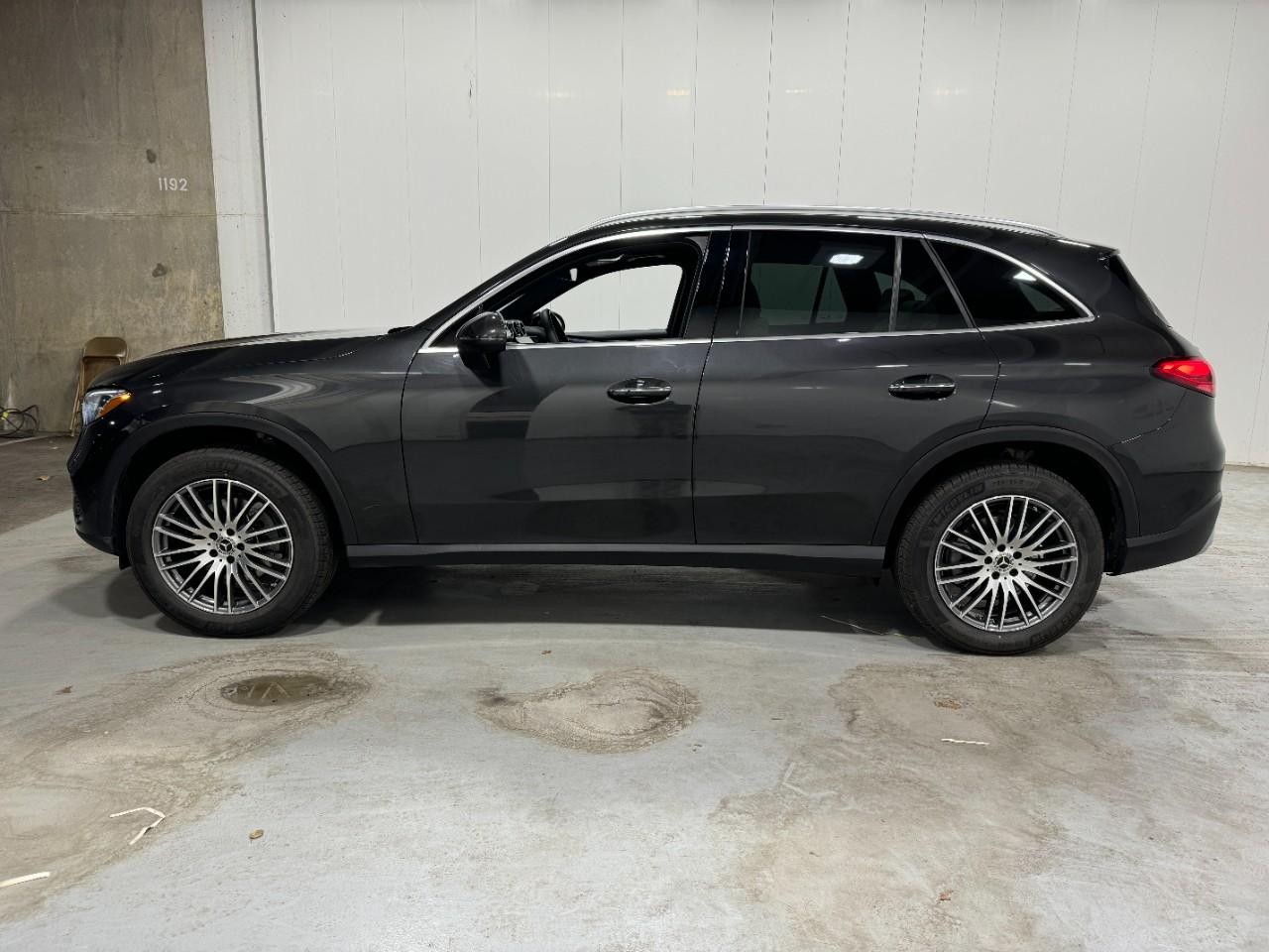 Mercedes-Benz GLC Vehicle Full-screen Gallery Image 2