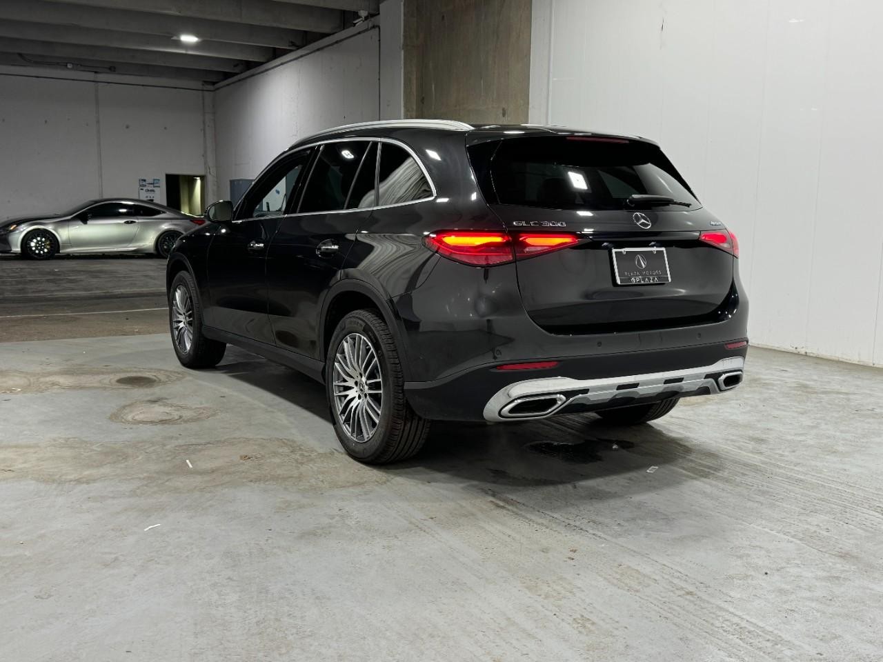 Mercedes-Benz GLC Vehicle Full-screen Gallery Image 3