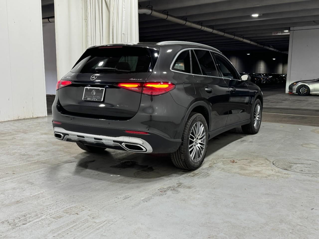 Mercedes-Benz GLC Vehicle Full-screen Gallery Image 4