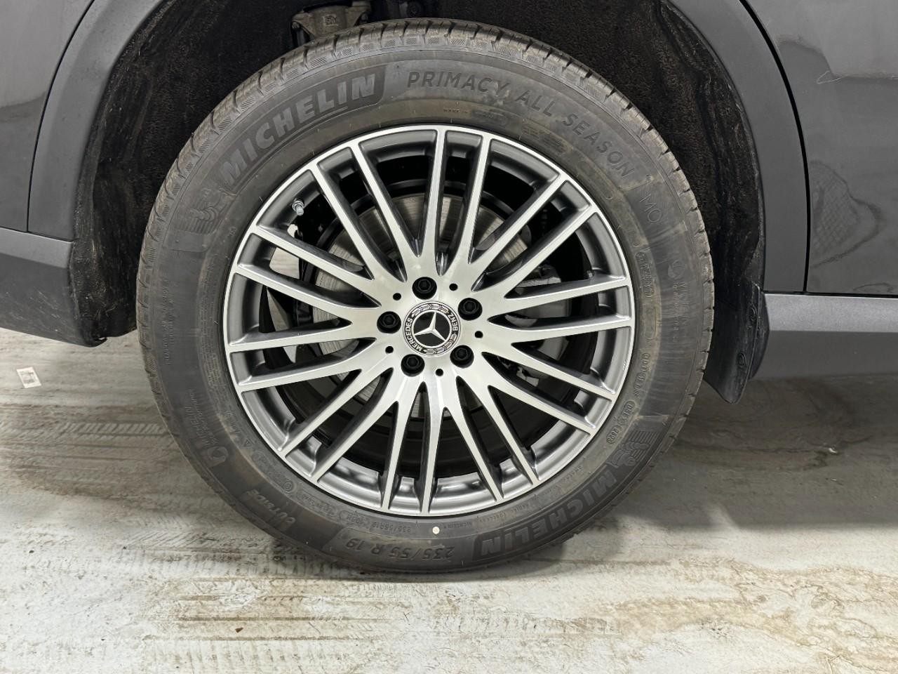 Mercedes-Benz GLC Vehicle Full-screen Gallery Image 5