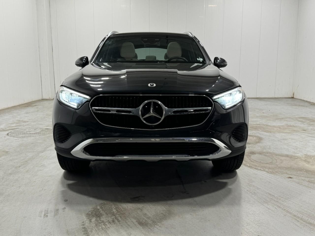 Mercedes-Benz GLC Vehicle Full-screen Gallery Image 7