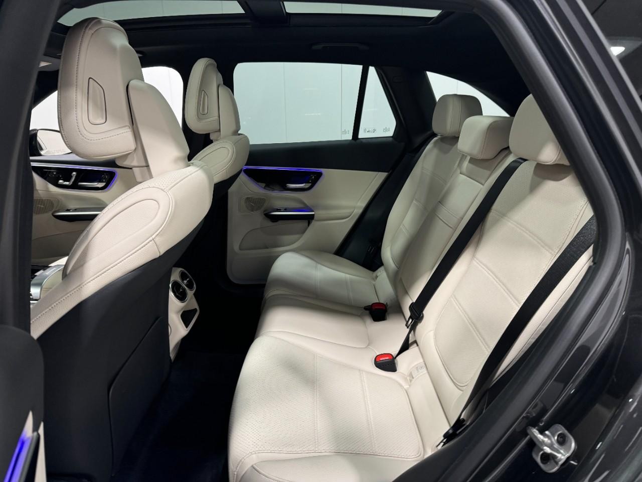 Mercedes-Benz GLC Vehicle Full-screen Gallery Image 8