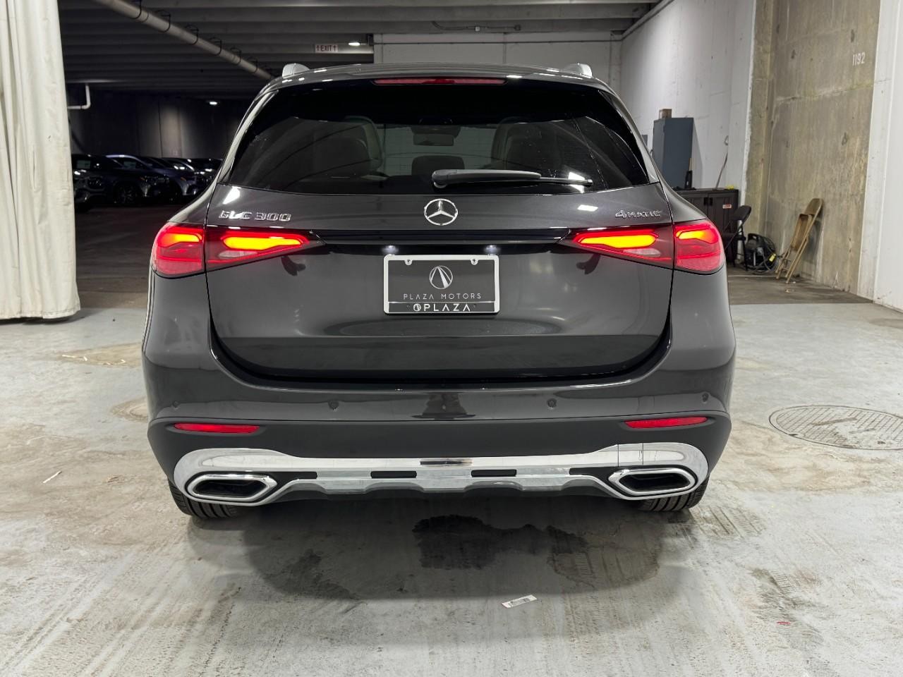 Mercedes-Benz GLC Vehicle Full-screen Gallery Image 9