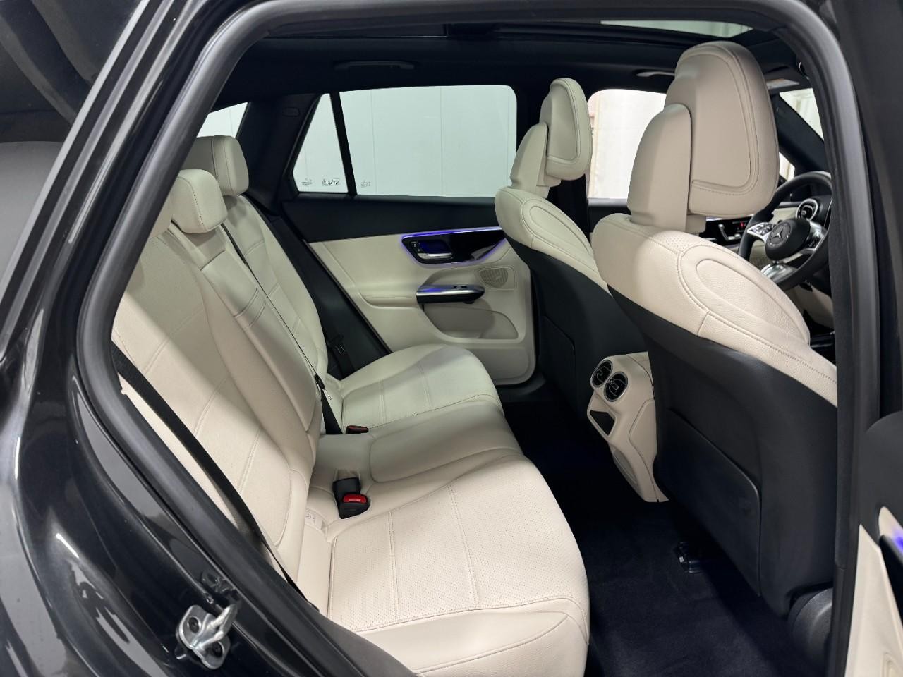 Mercedes-Benz GLC Vehicle Full-screen Gallery Image 10