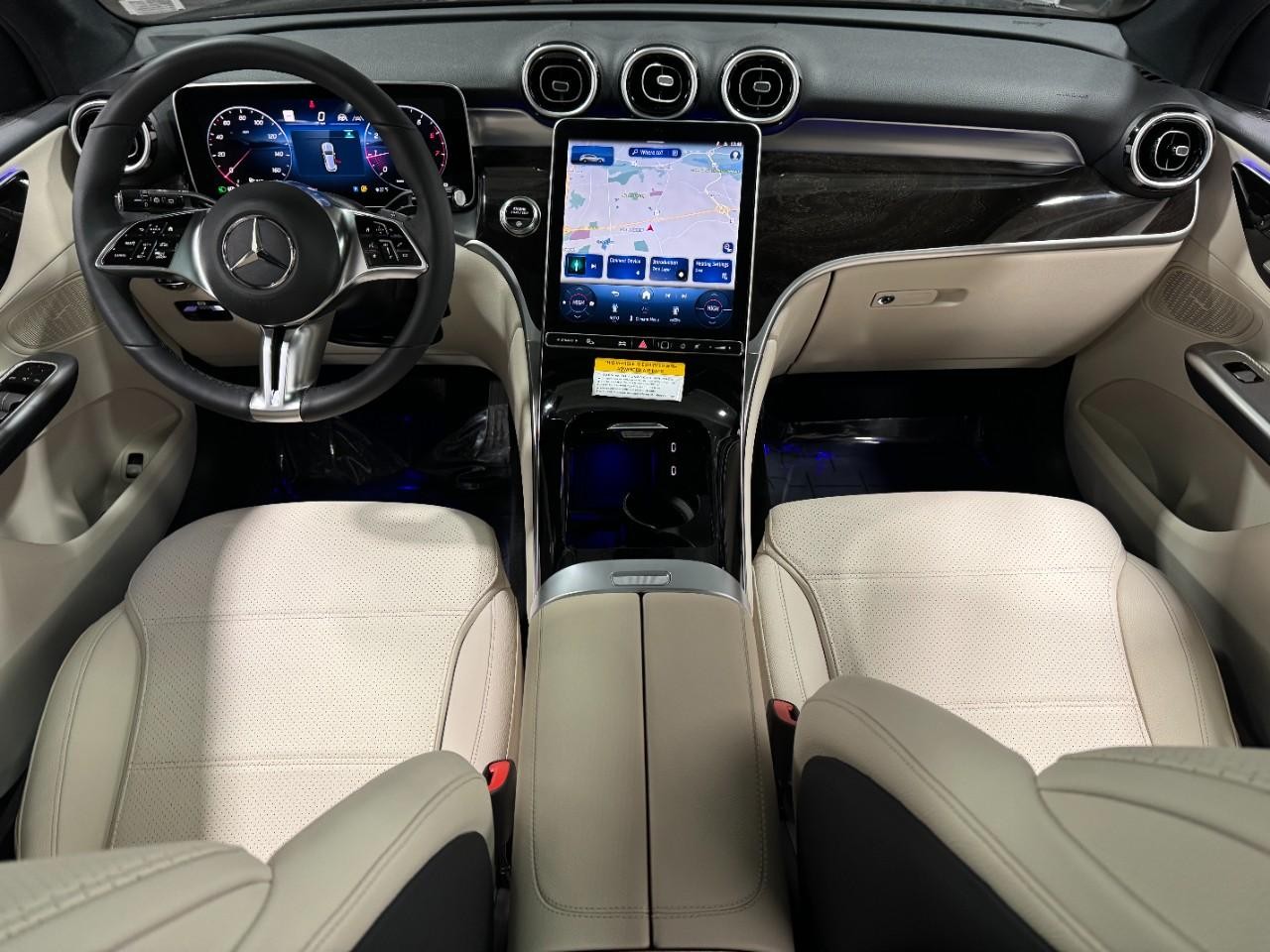 Mercedes-Benz GLC Vehicle Full-screen Gallery Image 12