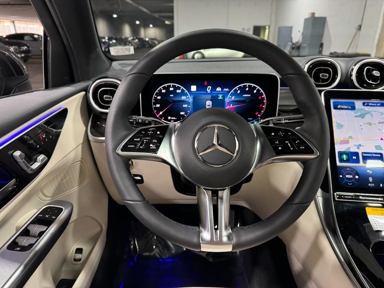 Mercedes-Benz GLC Vehicle Full-screen Gallery Image 13