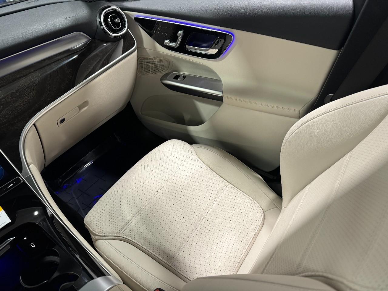 Mercedes-Benz GLC Vehicle Full-screen Gallery Image 15