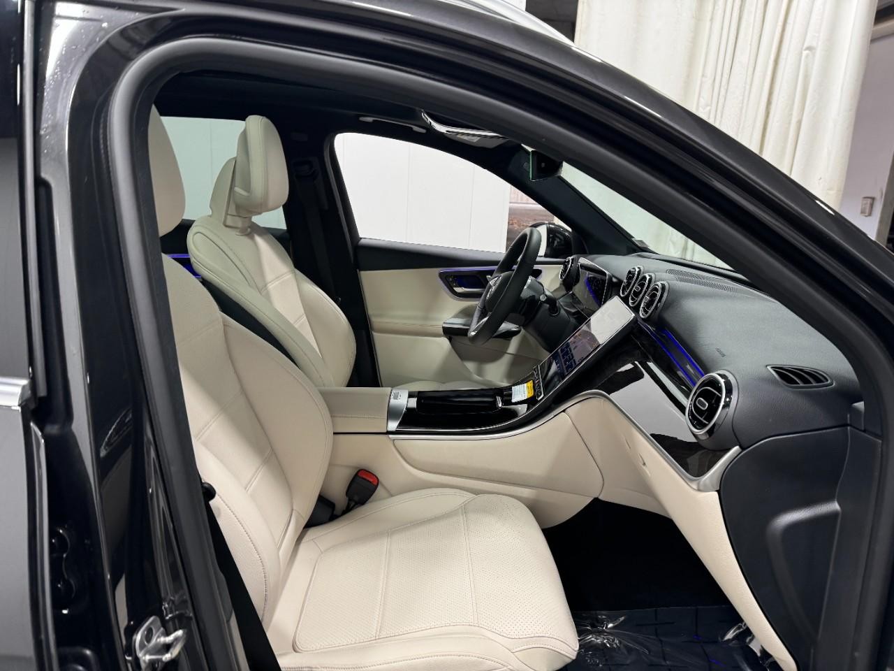 Mercedes-Benz GLC Vehicle Full-screen Gallery Image 16