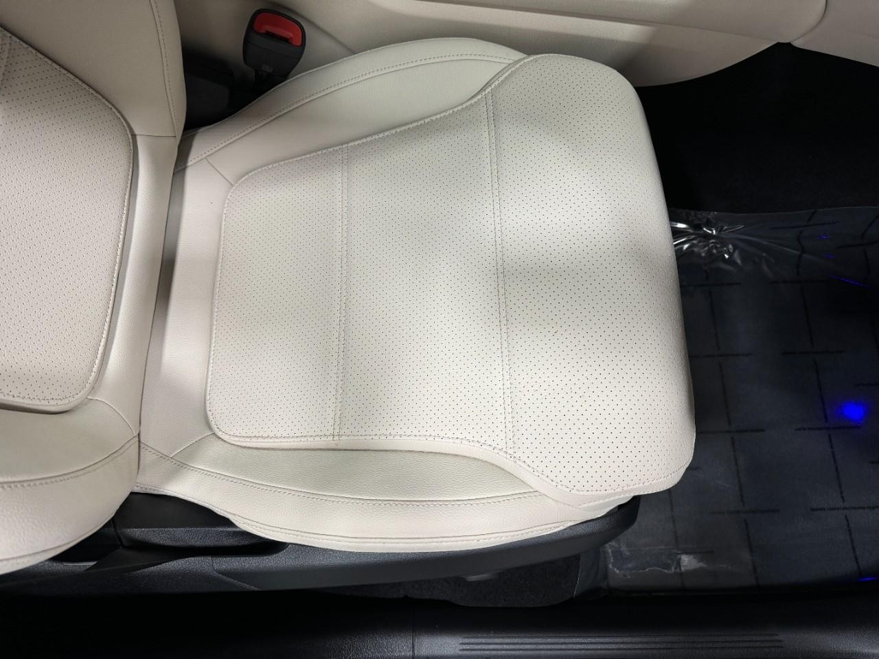 Mercedes-Benz GLC Vehicle Full-screen Gallery Image 17