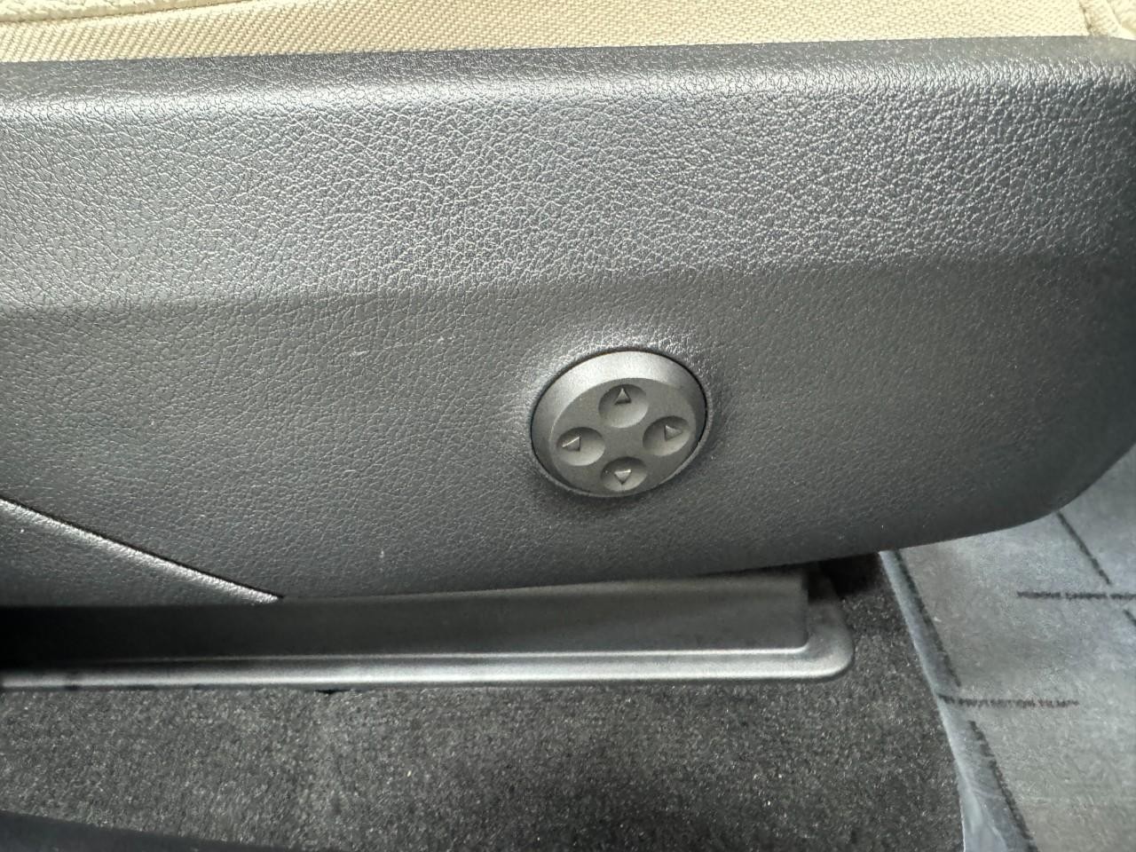 Mercedes-Benz GLC Vehicle Full-screen Gallery Image 18