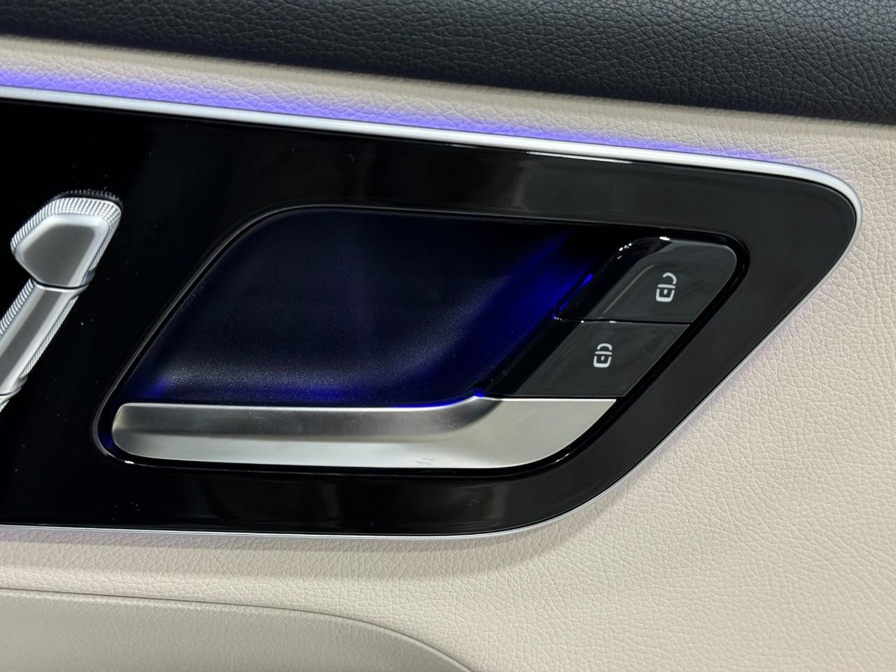 Mercedes-Benz GLC Vehicle Full-screen Gallery Image 20