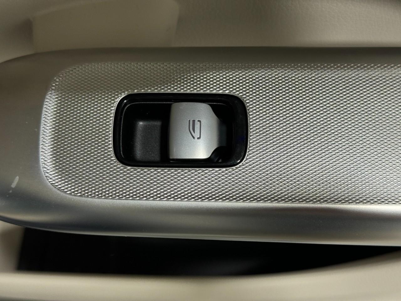 Mercedes-Benz GLC Vehicle Full-screen Gallery Image 21