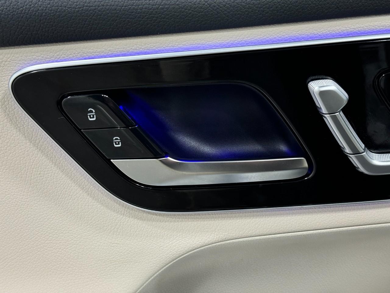 Mercedes-Benz GLC Vehicle Full-screen Gallery Image 23