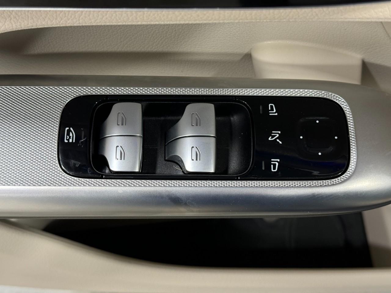 Mercedes-Benz GLC Vehicle Full-screen Gallery Image 24