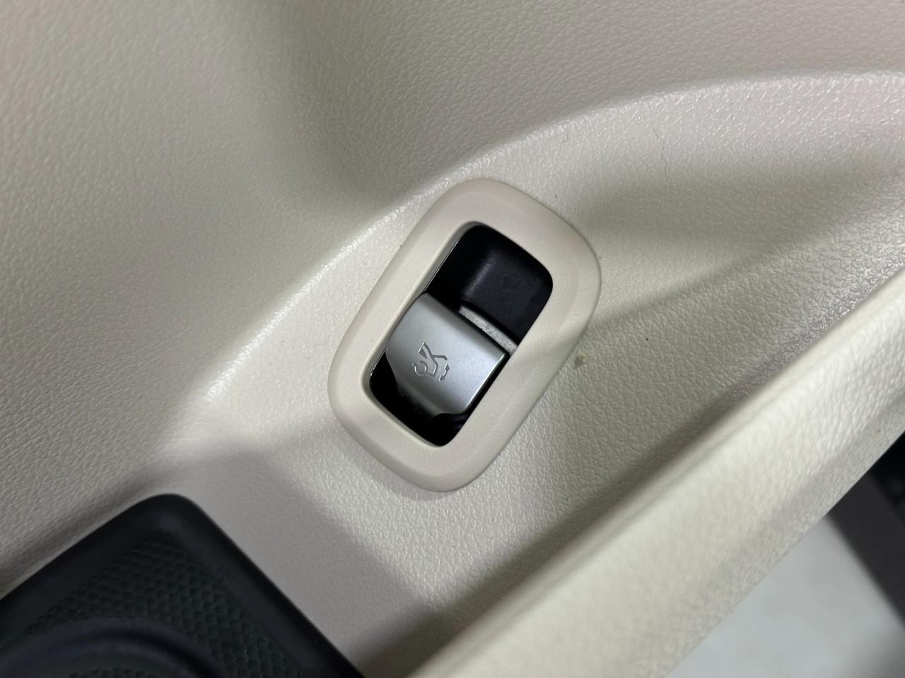 Mercedes-Benz GLC Vehicle Full-screen Gallery Image 25