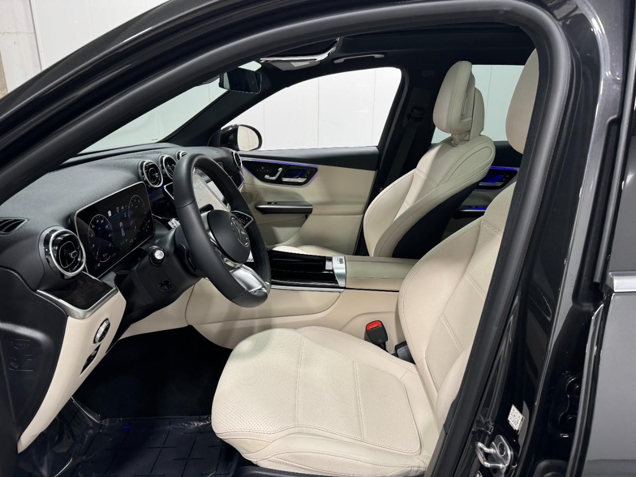 Mercedes-Benz GLC Vehicle Full-screen Gallery Image 26