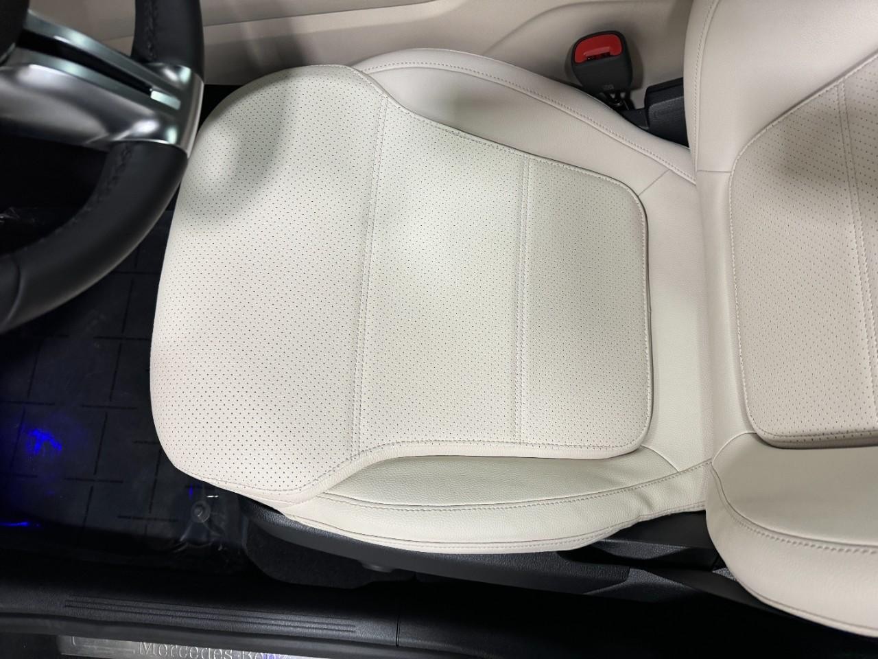 Mercedes-Benz GLC Vehicle Full-screen Gallery Image 27