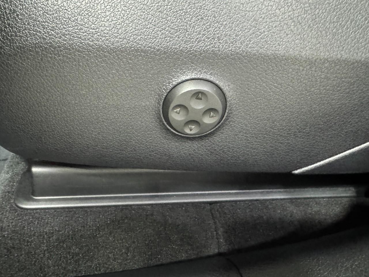 Mercedes-Benz GLC Vehicle Full-screen Gallery Image 28