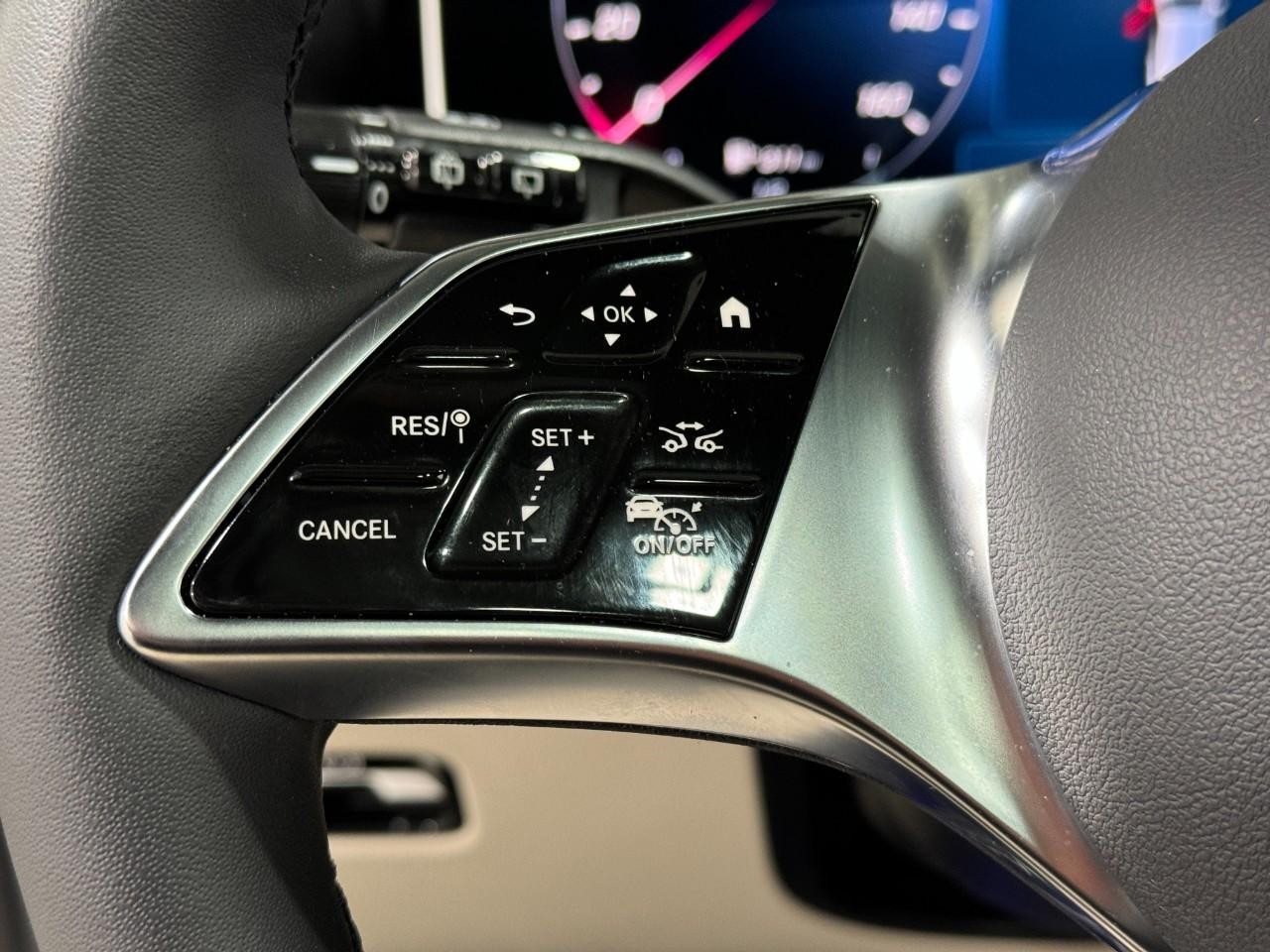 Mercedes-Benz GLC Vehicle Full-screen Gallery Image 30