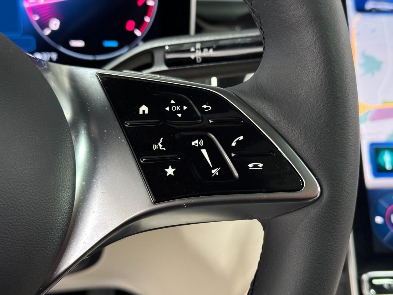 Mercedes-Benz GLC Vehicle Full-screen Gallery Image 31