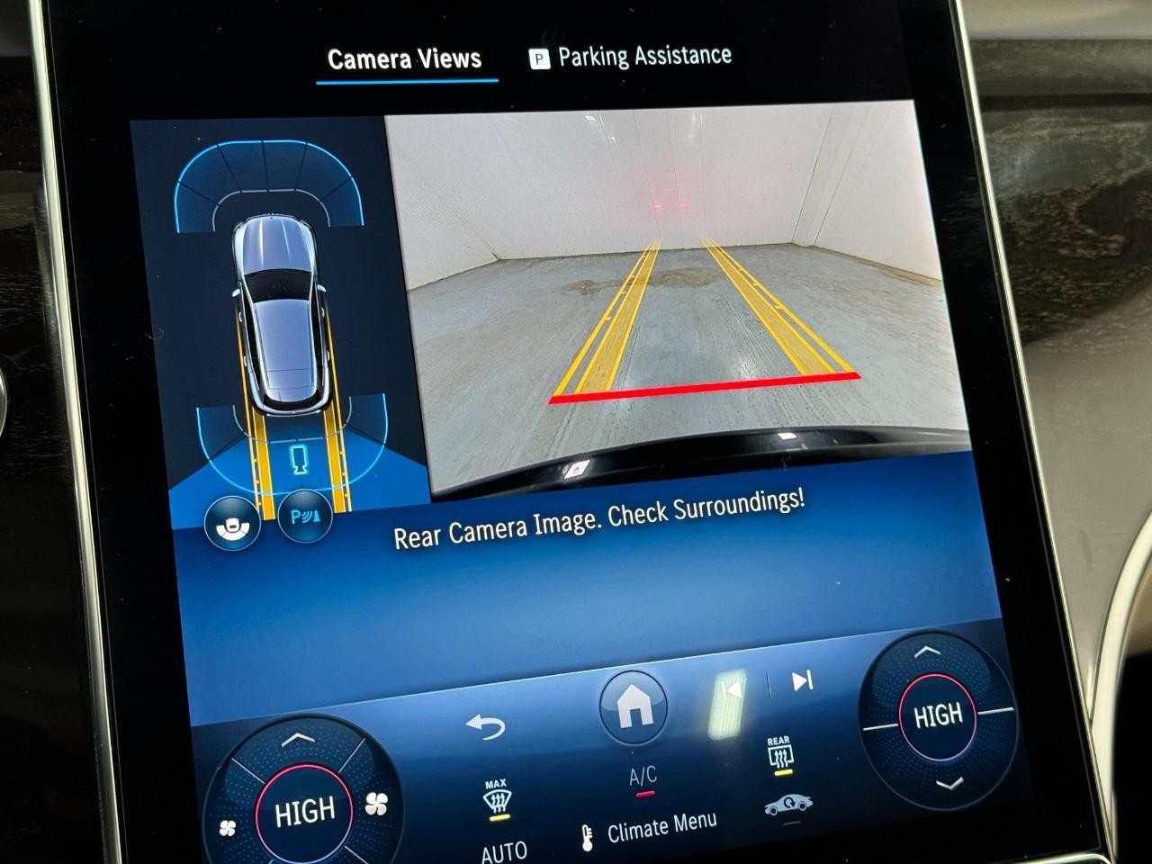 Mercedes-Benz GLC Vehicle Full-screen Gallery Image 34