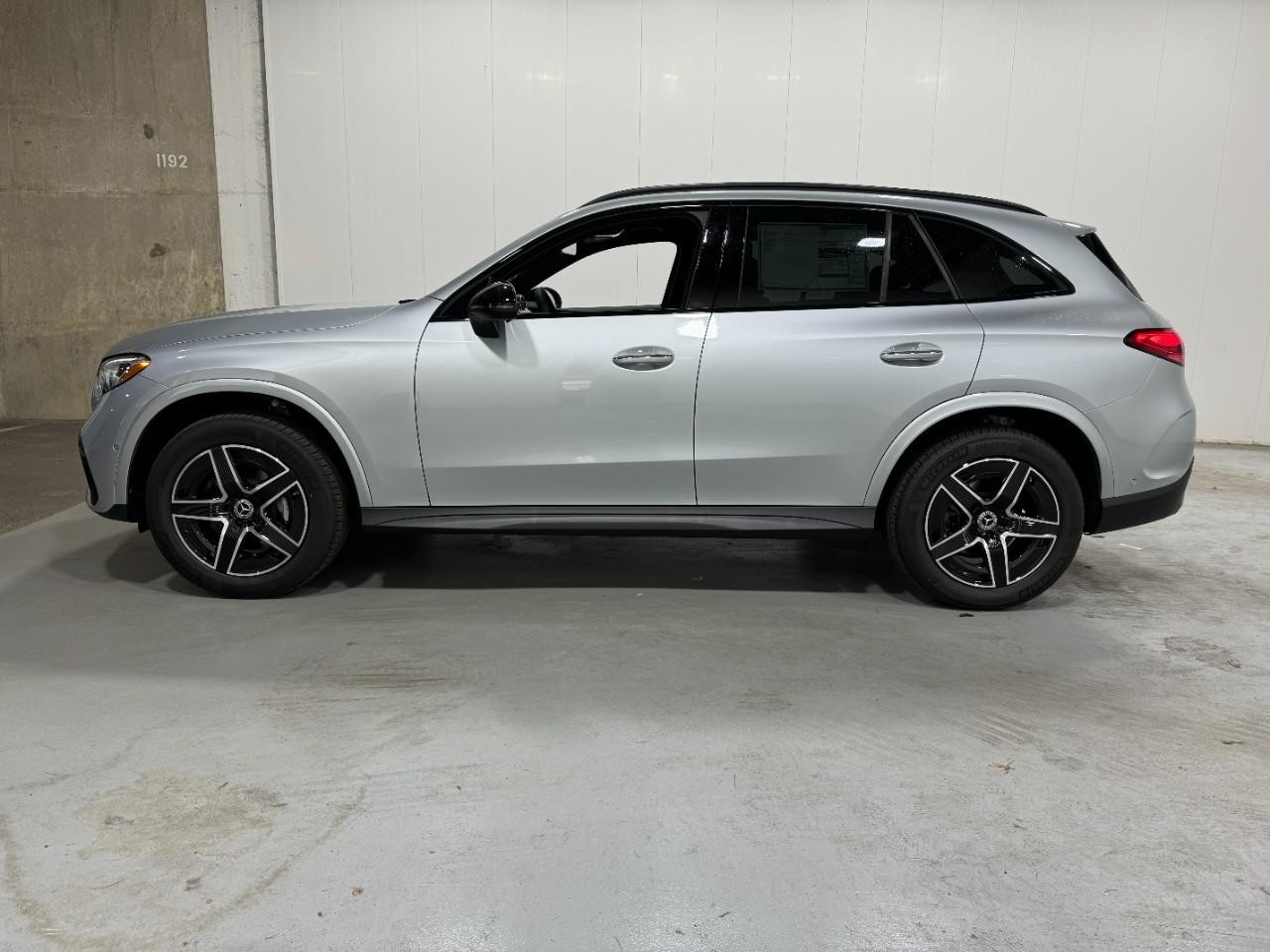 Mercedes-Benz GLC Vehicle Full-screen Gallery Image 2