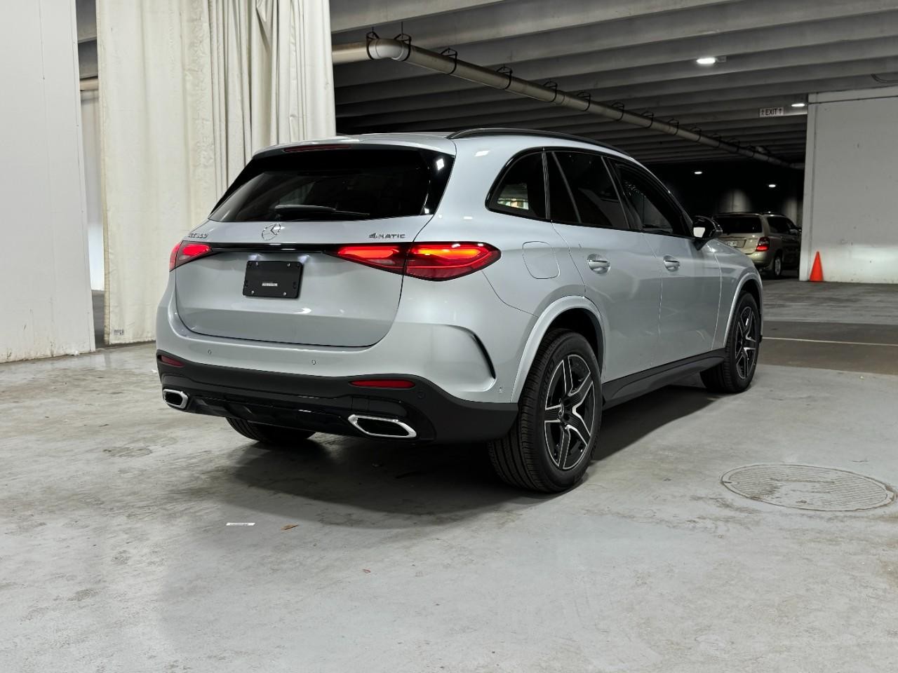 Mercedes-Benz GLC Vehicle Full-screen Gallery Image 4