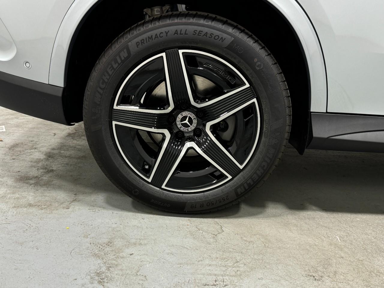 Mercedes-Benz GLC Vehicle Full-screen Gallery Image 5