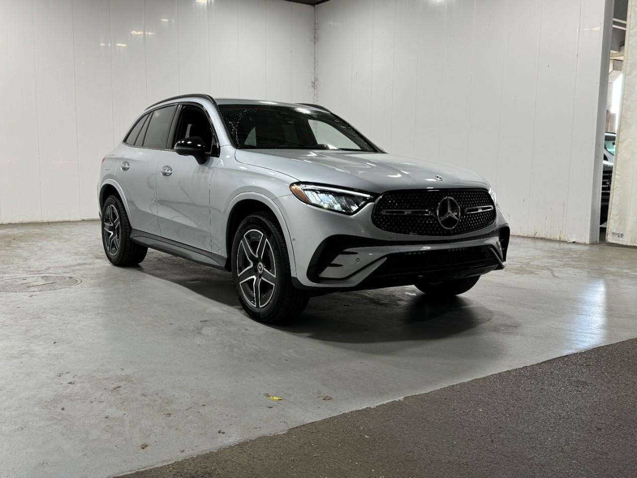 Mercedes-Benz GLC Vehicle Full-screen Gallery Image 6