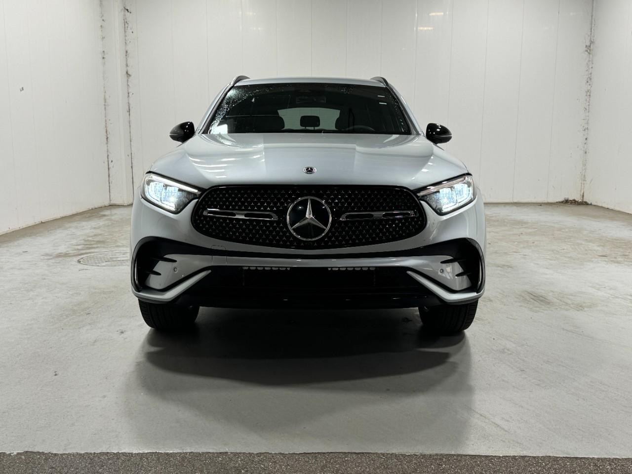 Mercedes-Benz GLC Vehicle Full-screen Gallery Image 7