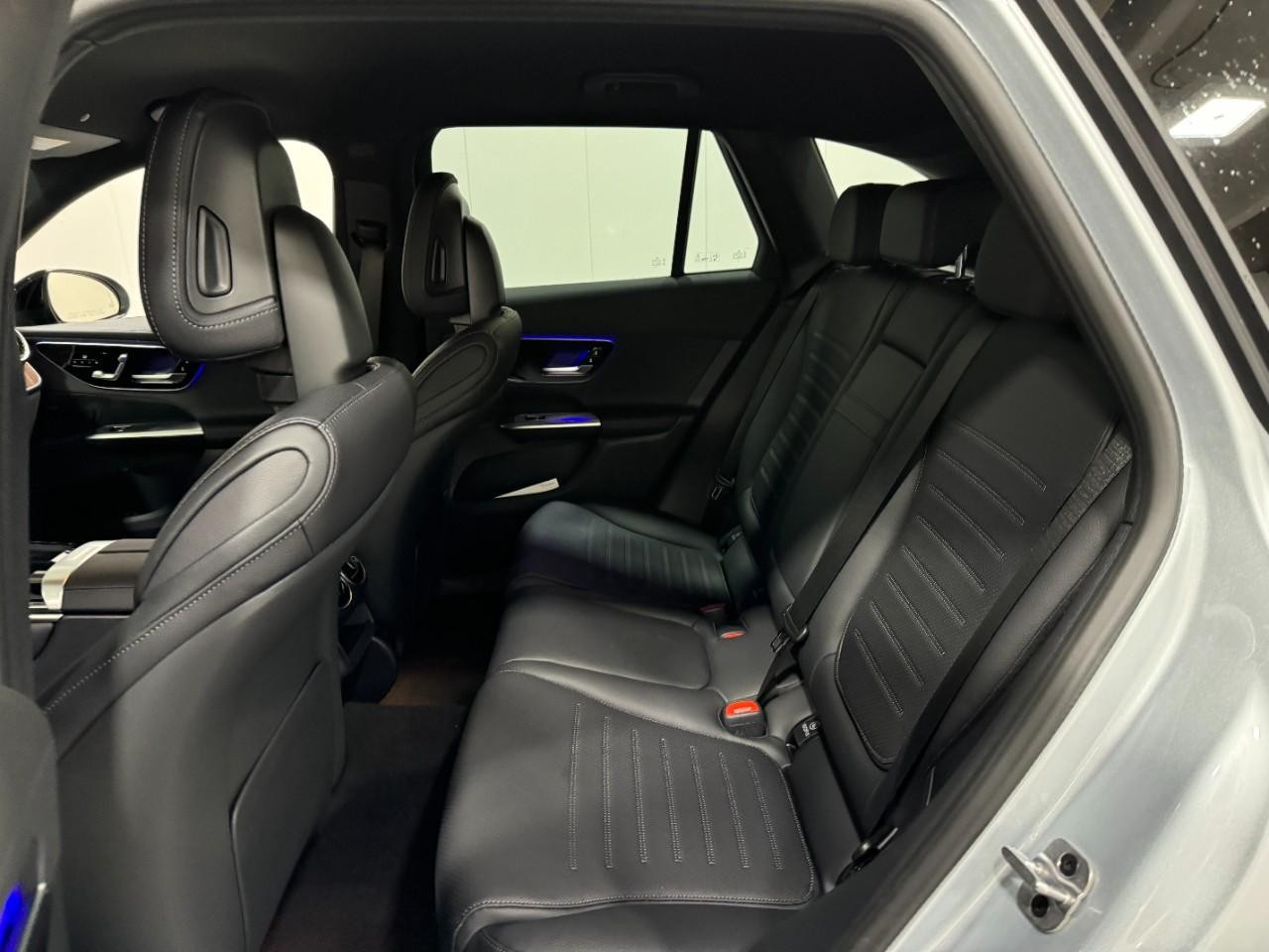 Mercedes-Benz GLC Vehicle Full-screen Gallery Image 8